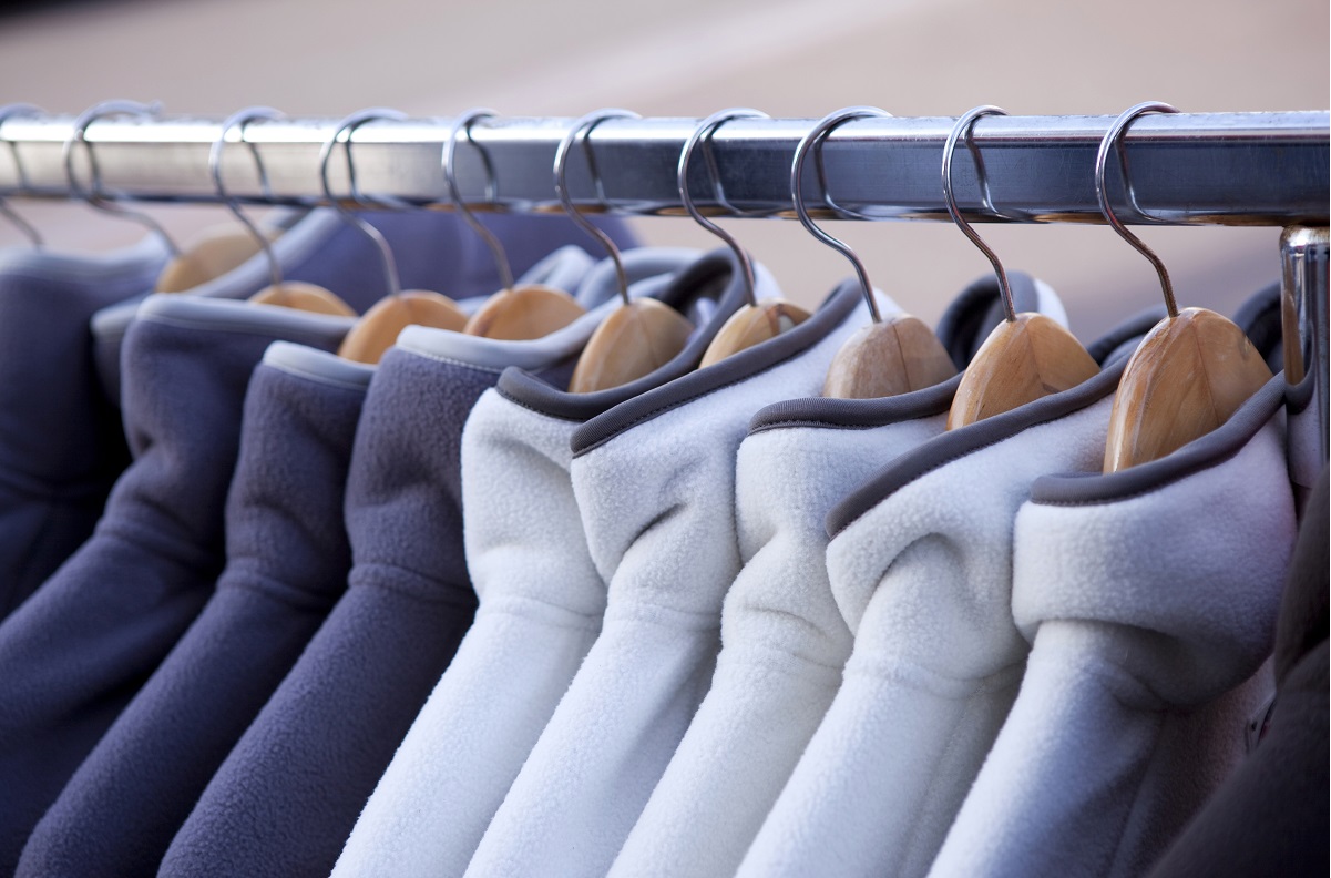 Jakie korzyści niosą ze sobą polary firmowe dla pracowników i klientów?