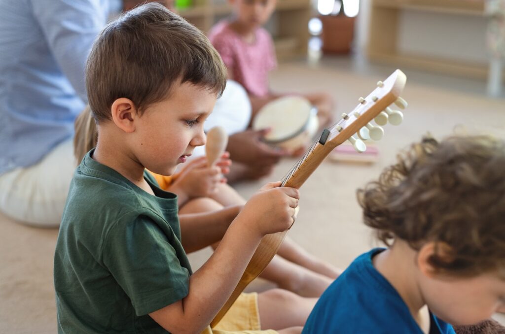 Zalety nauki przedszkolaków gry na instrumentach